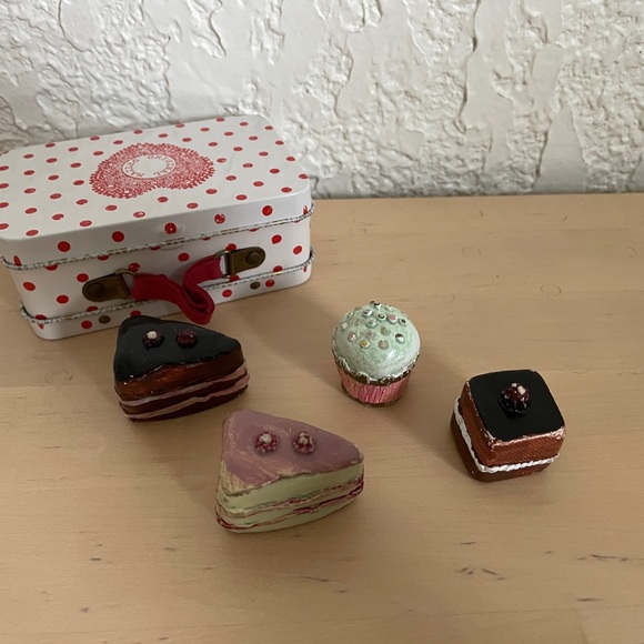 Maileg® Tasty Treat Tin - Cupcakes and Chocolate Cakes with RARE Suitcase - Picture 2 of 4